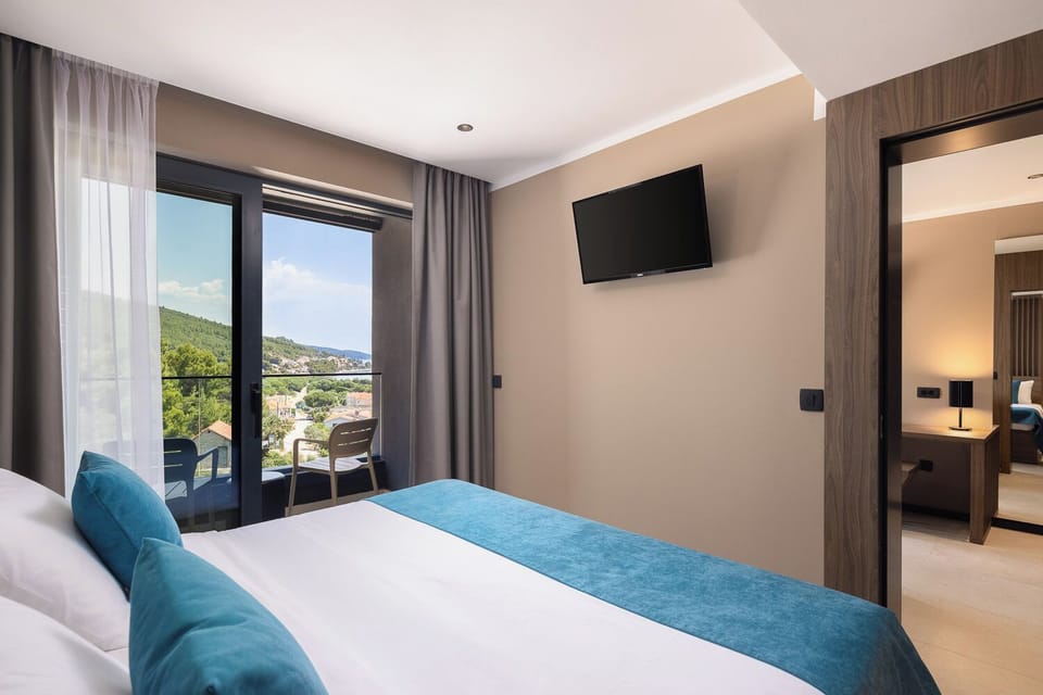 Premium suite with balcony and partial sea view | Minibar, desk, soundproofing, WiFi (free)