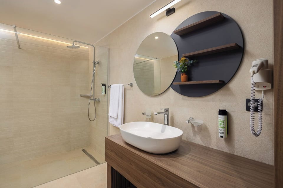 Classic suite | Bathroom | Shower, free toiletries, hair dryer, slippers