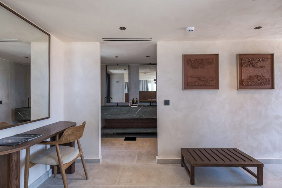 Deluxe Suite Seafront | In-room safe, desk, laptop workspace, blackout drapes