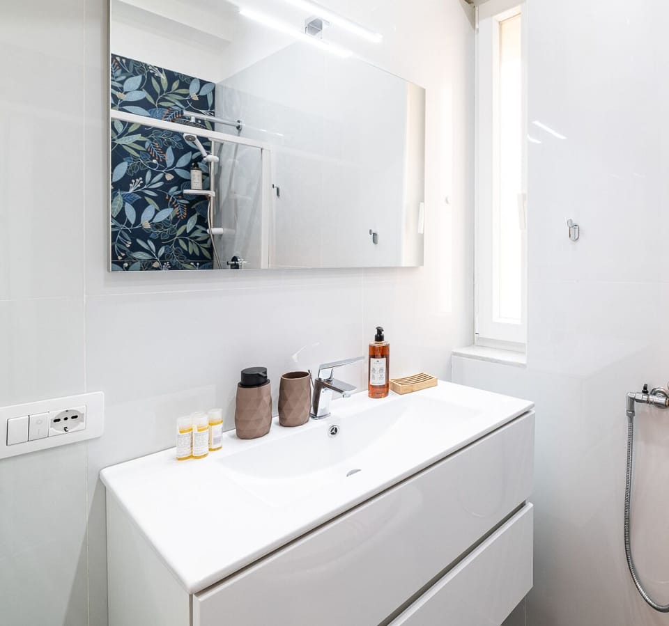 Deluxe Triple Room | Bathroom | Hair dryer, bidet, towels, soap