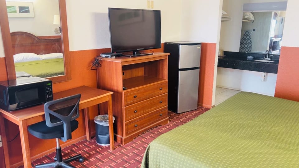 Room, 1 King Bed, Non Smoking | Desk, iron/ironing board, free WiFi, bed sheets