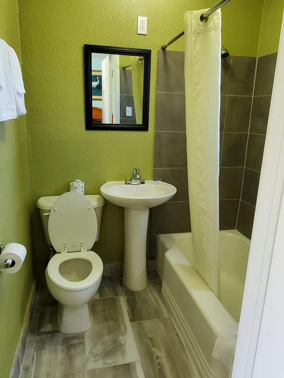 Combined shower/tub, hair dryer, towels