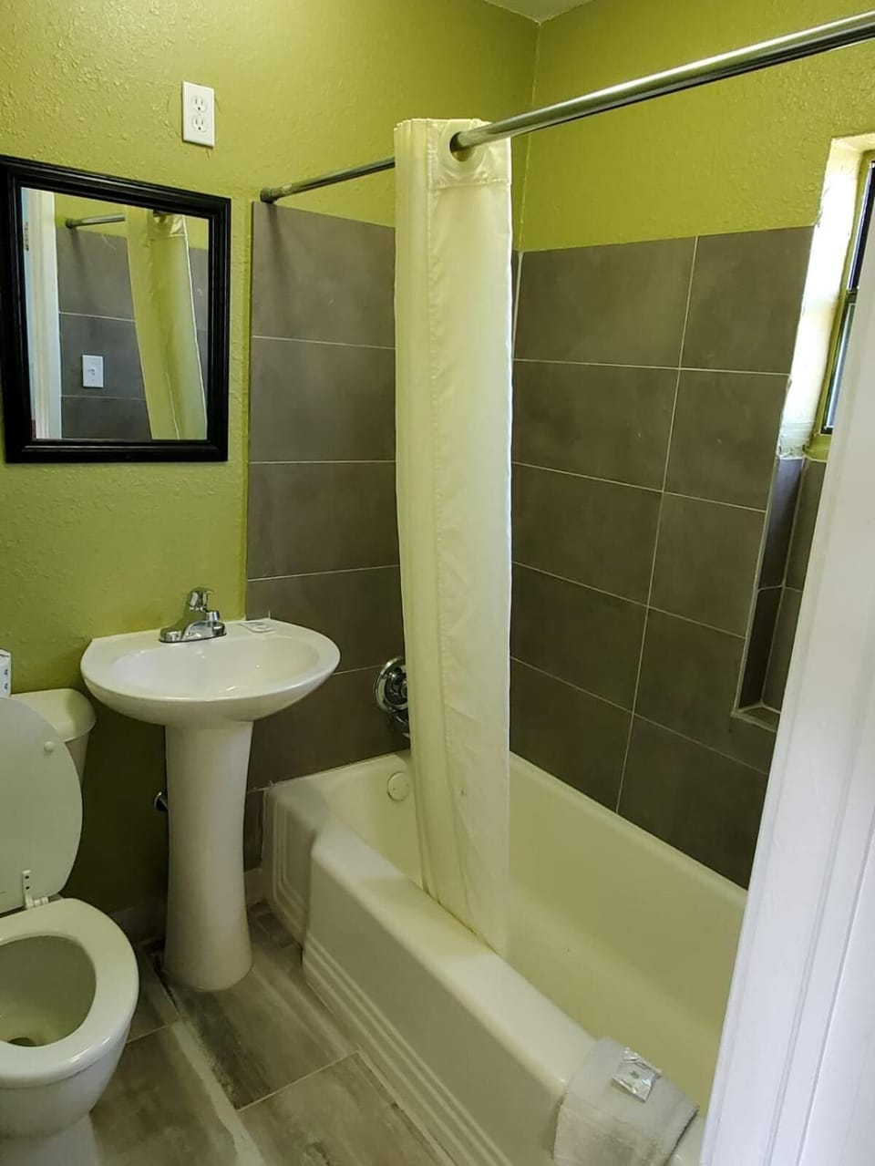 Combined shower/tub, hair dryer, towels