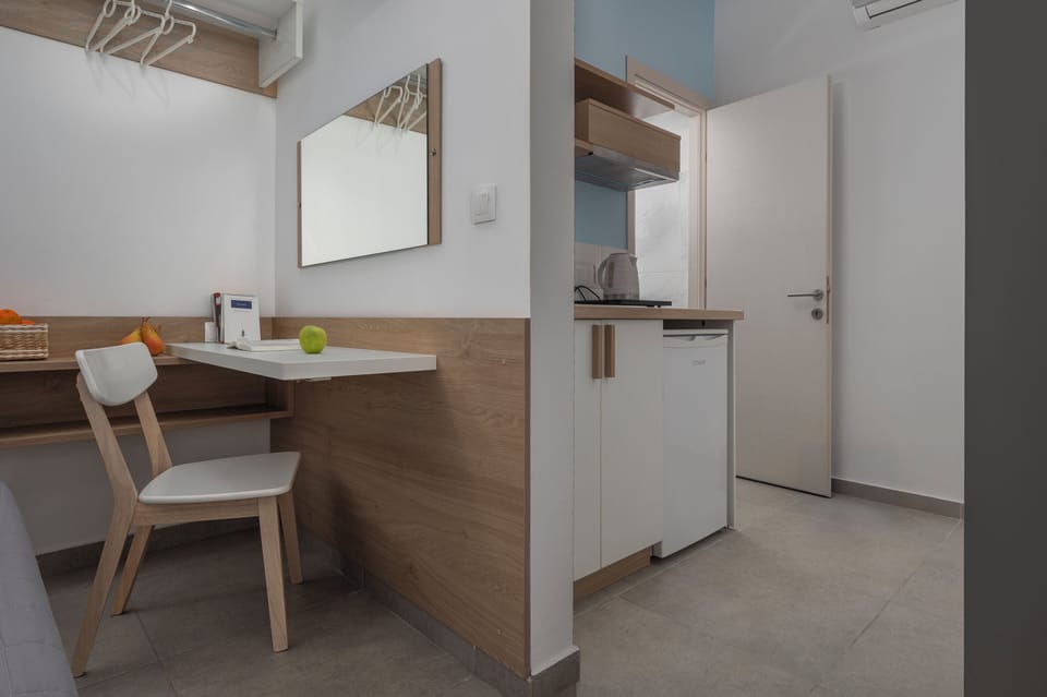 Double Room | Private kitchen | Mini-fridge, stovetop, cookware/dishes/utensils