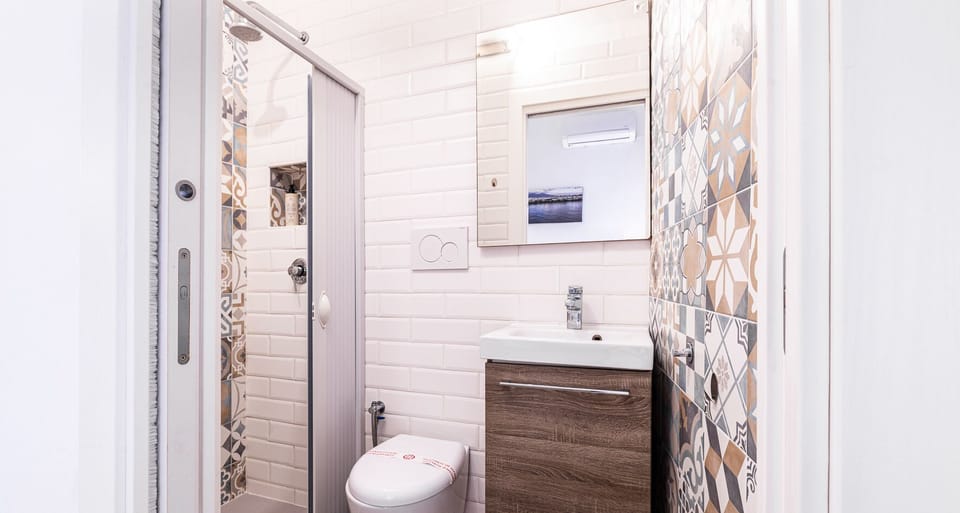 Classic Double Room, Balcony | Bathroom | Hair dryer, towels, soap, shampoo