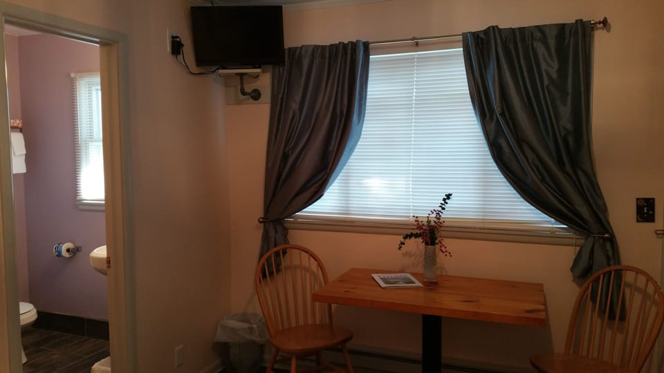 Standard Double Room, 2 Double Beds | In-room dining