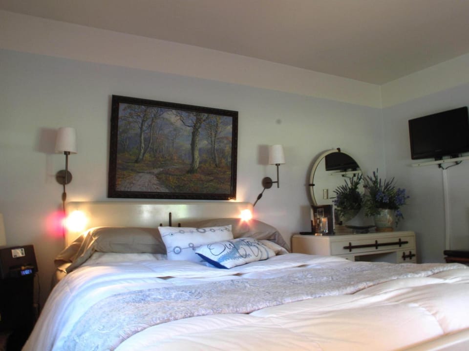 Premium bedding, desk, iron/ironing board, free WiFi