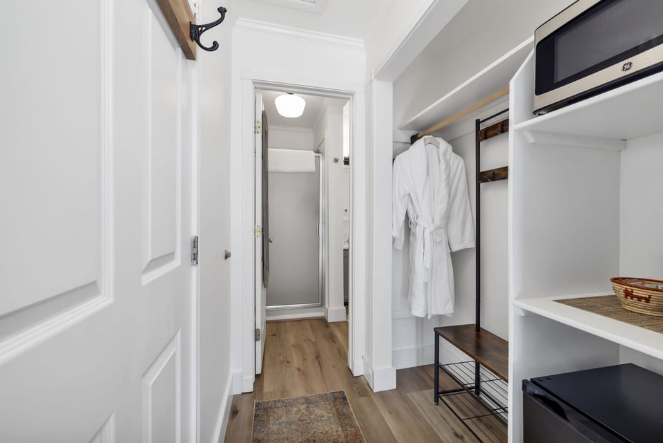 Subway Cottage | Premium bedding, individually decorated, individually furnished