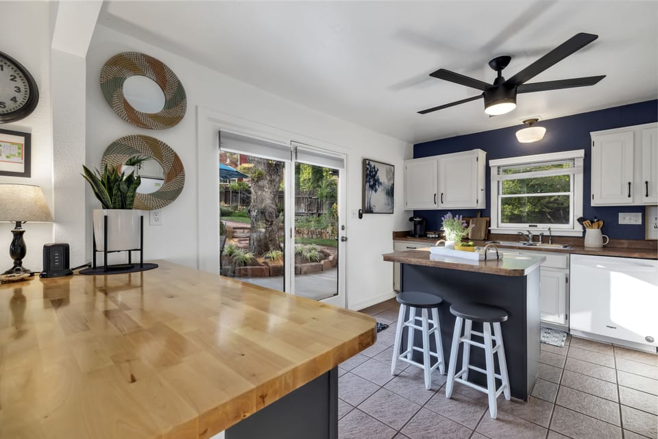 Angel's Landing Suite  | Private kitchen | Mini-fridge, microwave, coffee/tea maker