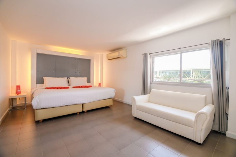 Deluxe Double Room | Desk, WiFi (free), bed sheets