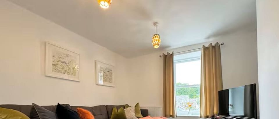 Classic Apartment | 4 bedrooms, premium bedding, laptop workspace, iron/ironing board