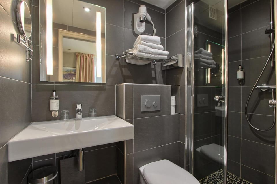 Standard Room | Bathroom | Rainfall showerhead, hair dryer, towels
