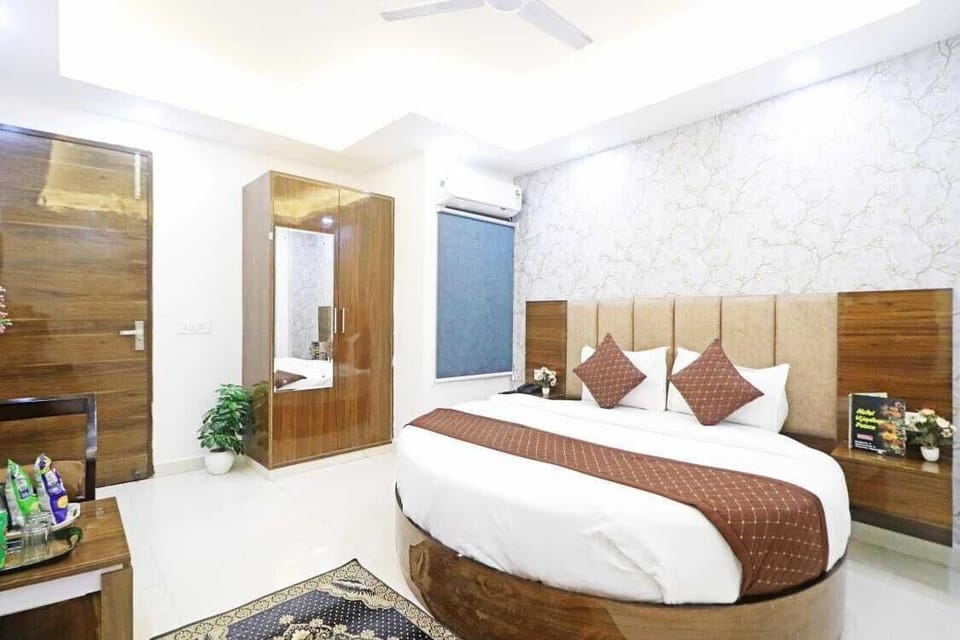 Deluxe Double Room, Balcony, City View | Laptop workspace, soundproofing, free WiFi