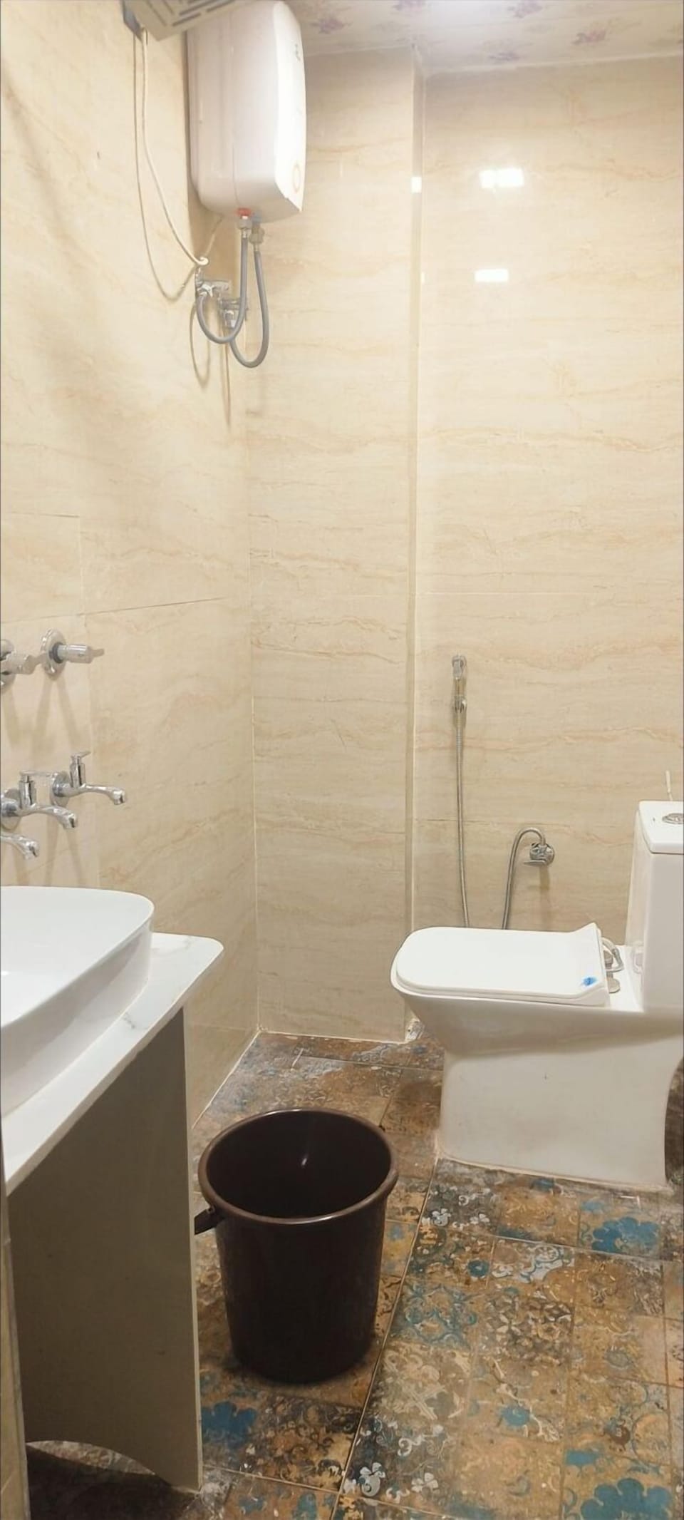 Double Room | Bathroom | Shower, free toiletries, towels, soap