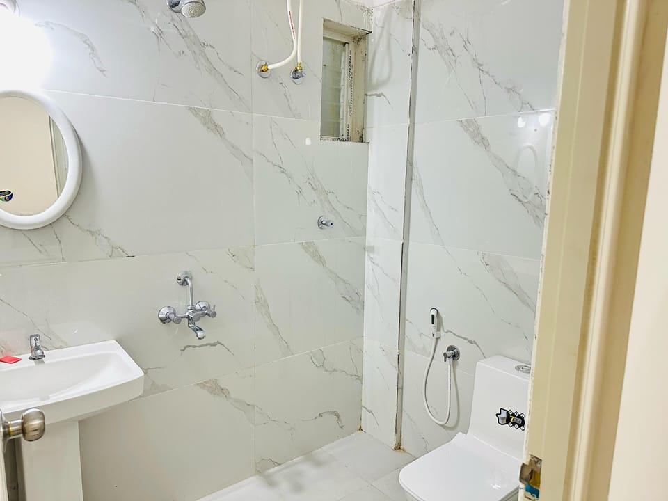 Deluxe Room, City View | Bathroom | Shower, soap, shampoo, toilet paper