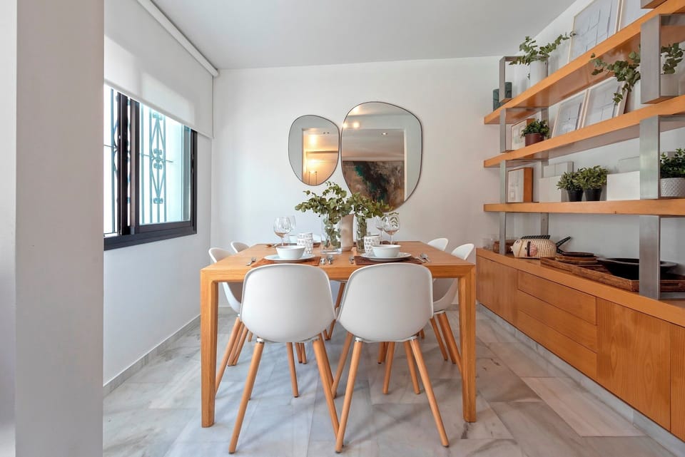 Apartment (4 Bedrooms) | In-room dining