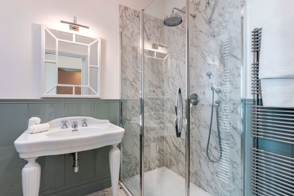Apartment (3 Bedrooms) | Bathroom | Shower, free toiletries, hair dryer, bidet