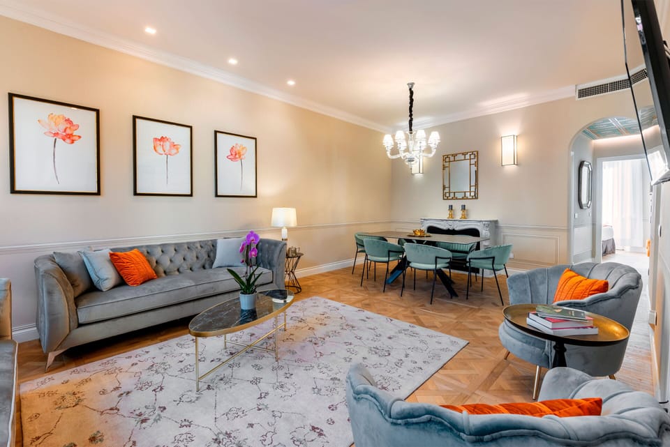 Apartment (3 Bedrooms) | Living area