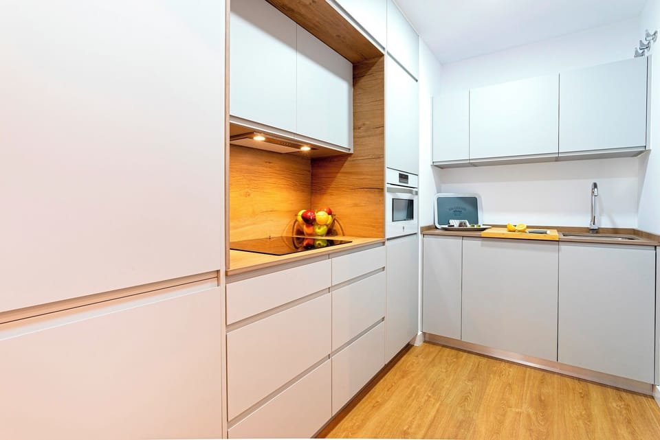 Apartment (3 Bedrooms) | Private kitchen | Fridge, microwave, oven, stovetop