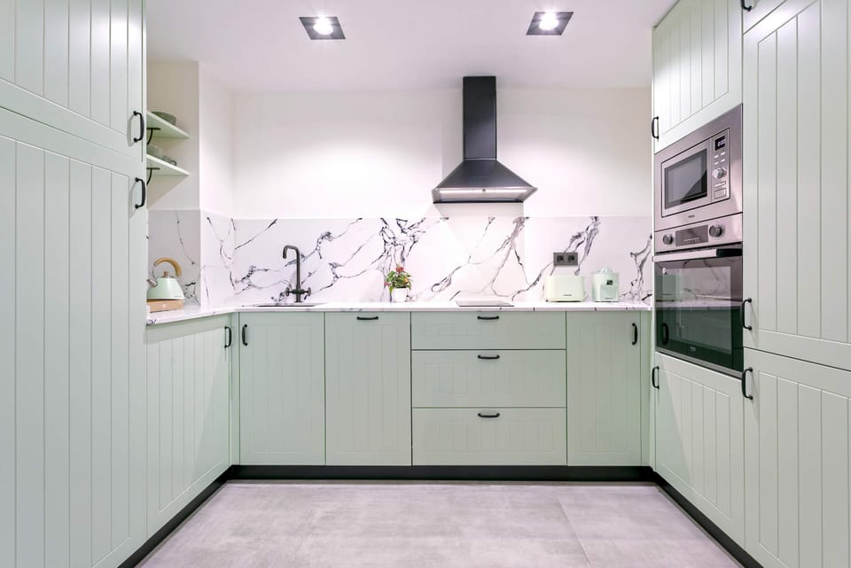 Apartment (1 Bedroom) | Private kitchen | Full-size fridge, microwave, oven, stovetop