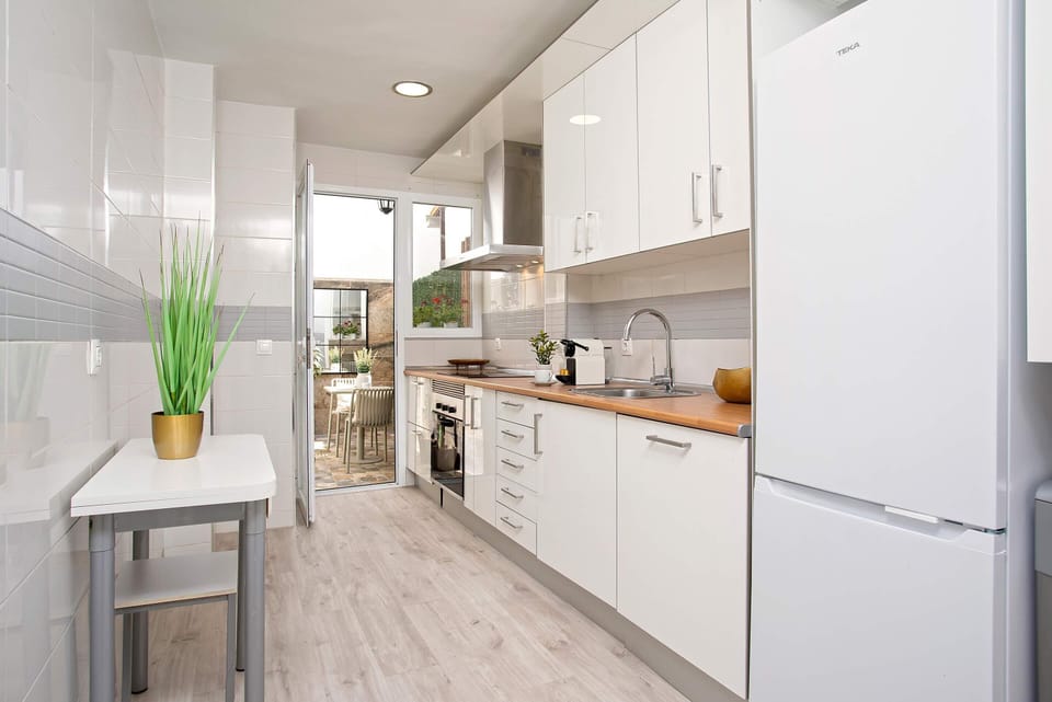 Apartment (2 Bedrooms) | Private kitchen | Fridge, microwave, oven, stovetop