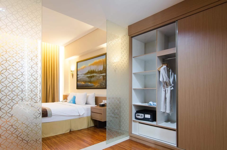 Premium bedding, minibar, free WiFi