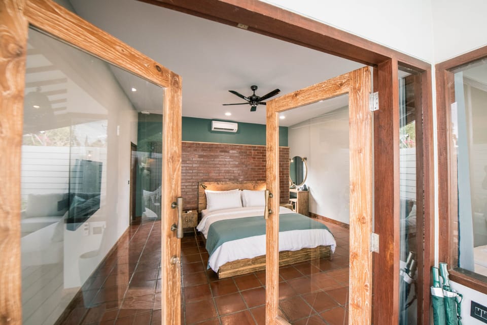 Luxury One Bedroom Villa | Minibar, in-room safe, desk, laptop workspace