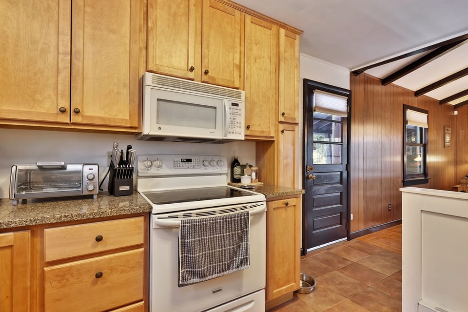 House, 3 Bedrooms | Private kitchen | Fridge, oven, coffee/tea maker, toaster