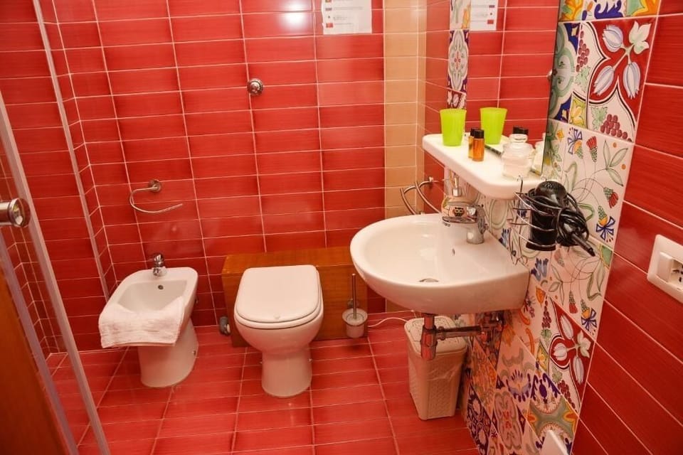 Comfort Double Room, Balcony, City View | Bathroom | Shower, hair dryer, bidet, towels