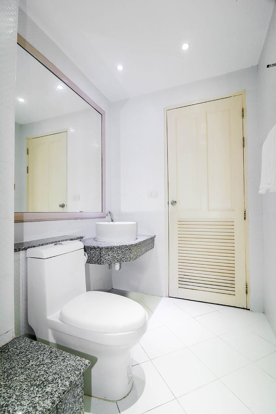 Superior Twin Room | Bathroom | Shower, towels