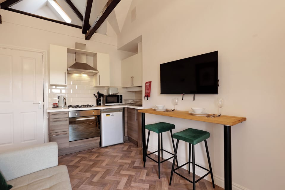 Apartment, City View | Dining room