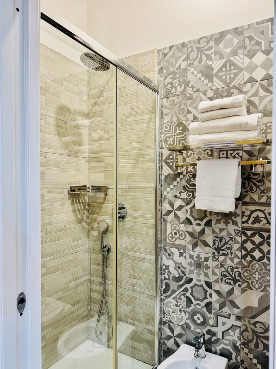 Comfort Double or Twin Room | Bathroom | Hair dryer, soap, shampoo, toilet paper