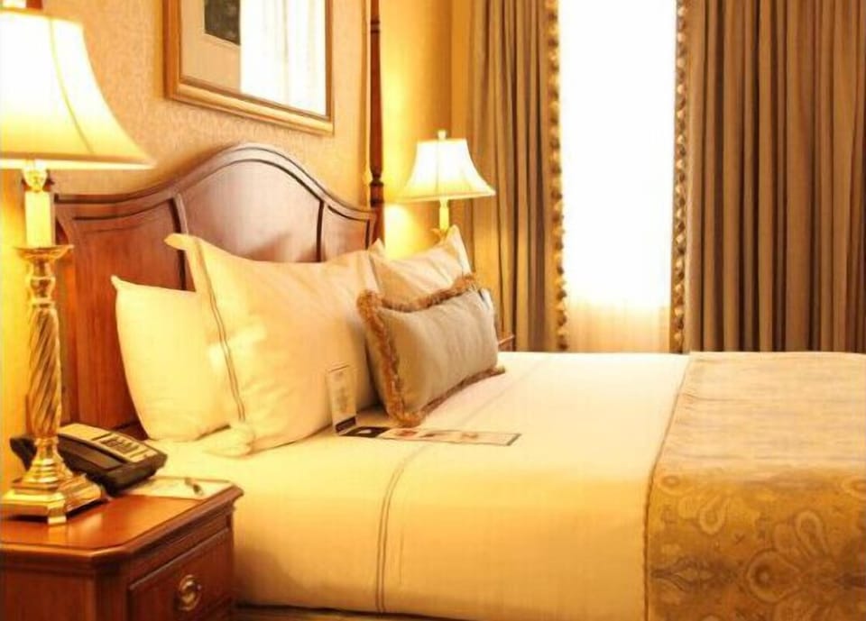 Egyptian cotton sheets, premium bedding, minibar, desk