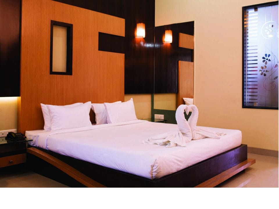 Egyptian cotton sheets, premium bedding, minibar, desk