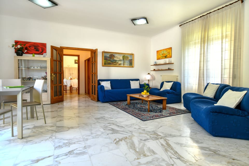Comfort Townhome, Non Smoking, Garden View | Living room | Flat-screen TV