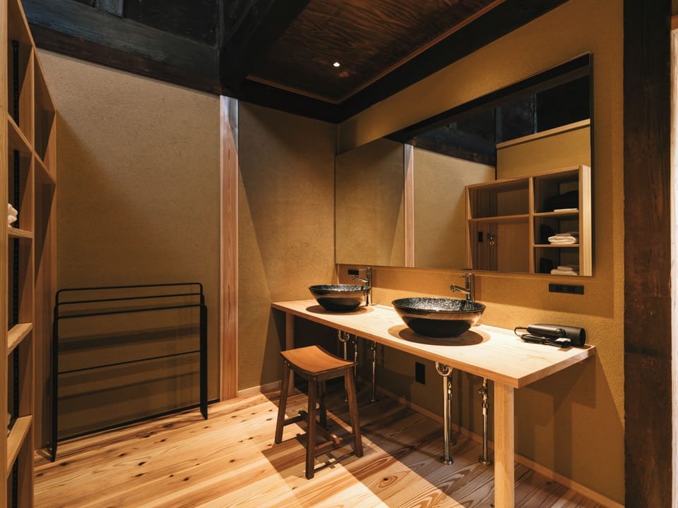 Luxury Room | Bathroom | Separate tub and shower, free toiletries, hair dryer, slippers