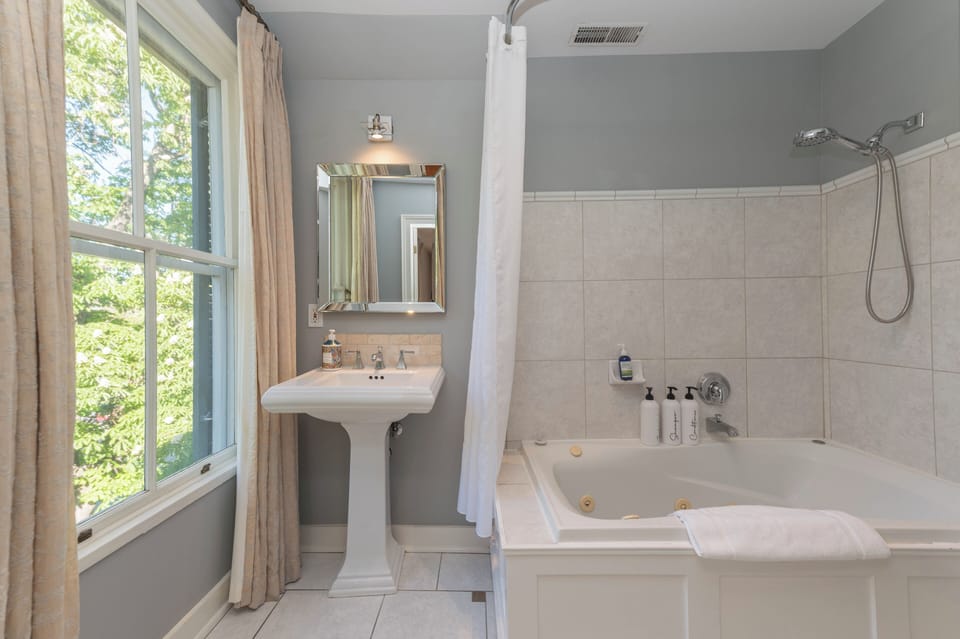 Superior Room, 1 Queen Bed, Balcony, Lake View | Individually decorated, individually furnished, iron/ironing board
