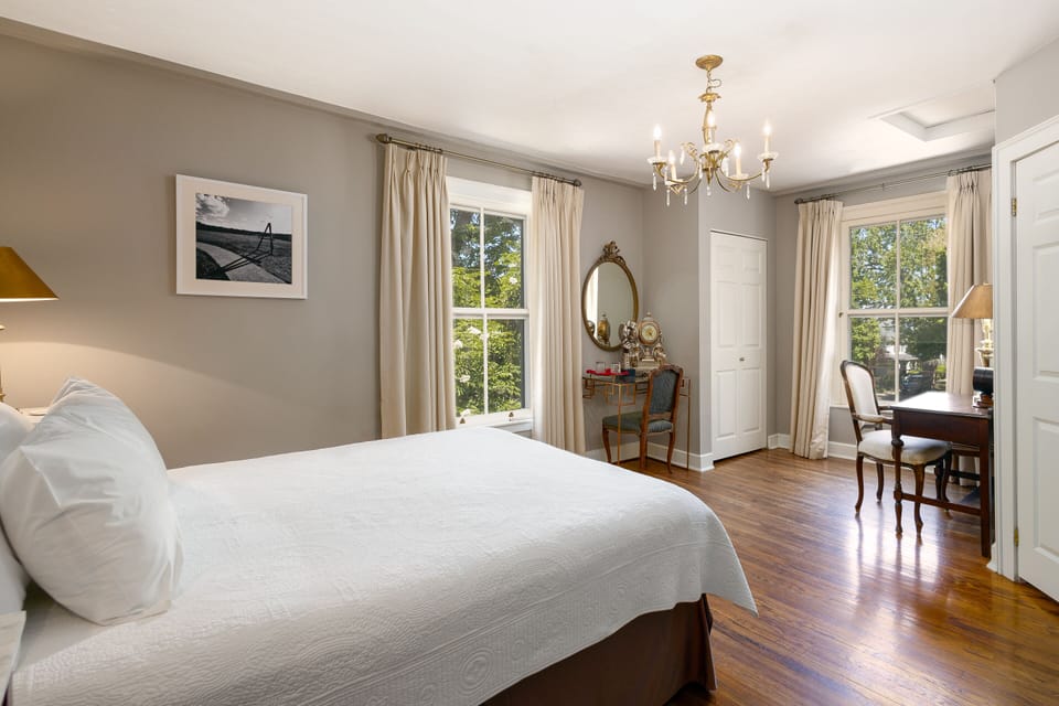 Superior Room, 1 Queen Bed, Lake View (River Room) | Individually decorated, individually furnished, iron/ironing board