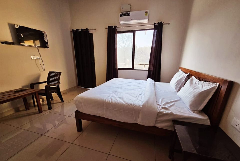 Deluxe Room, Garden View | Desk, free WiFi