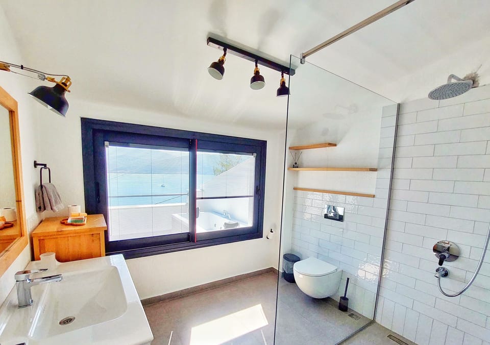 Romantic Suite | Bathroom | Free toiletries, hair dryer, slippers, towels