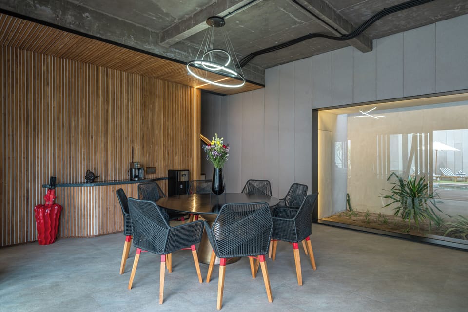 Deluxe Villa, Pool View | Dining room