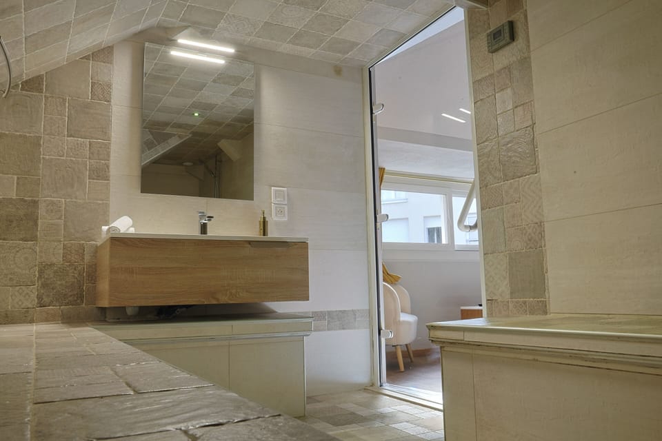Double Room, Ensuite | Bathroom | Combined shower/tub, hair dryer, bathrobes, towels