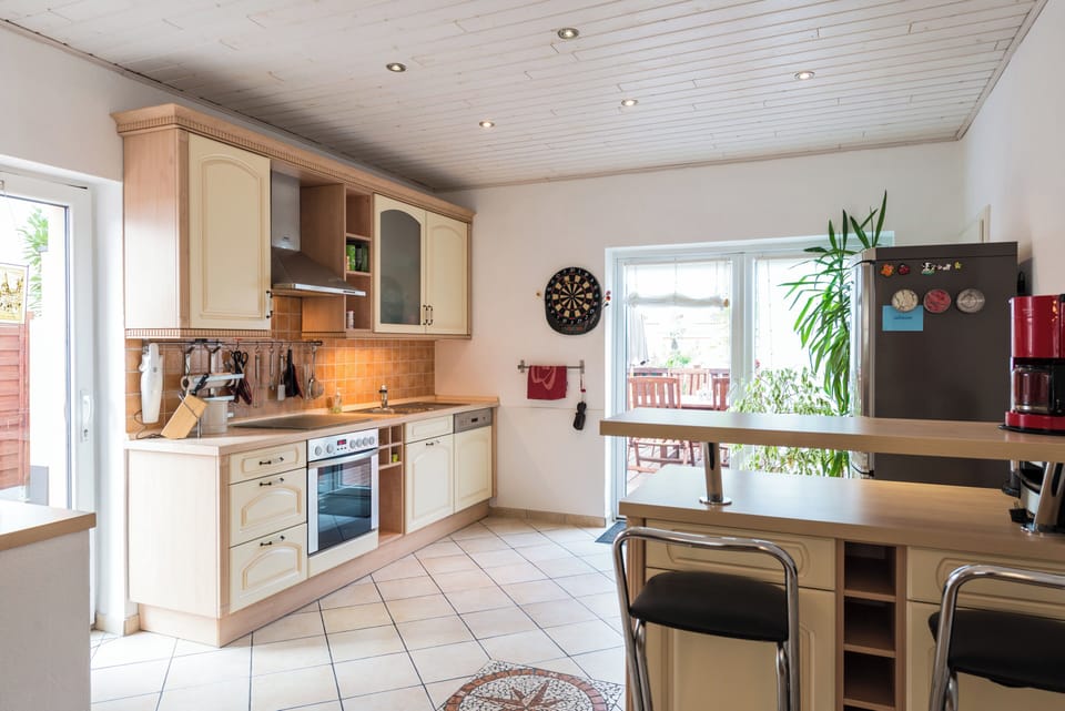 Ferienhaus am Sonnenberg | Private kitchen | Full-size fridge, oven, stovetop, dishwasher
