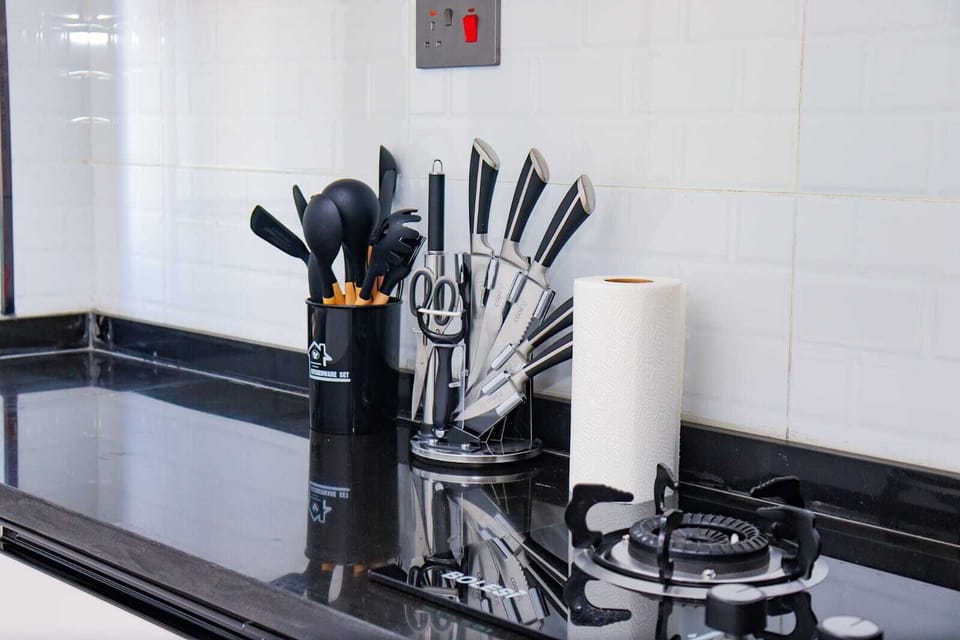 Full-size fridge, microwave, oven, cookware/dishes/utensils