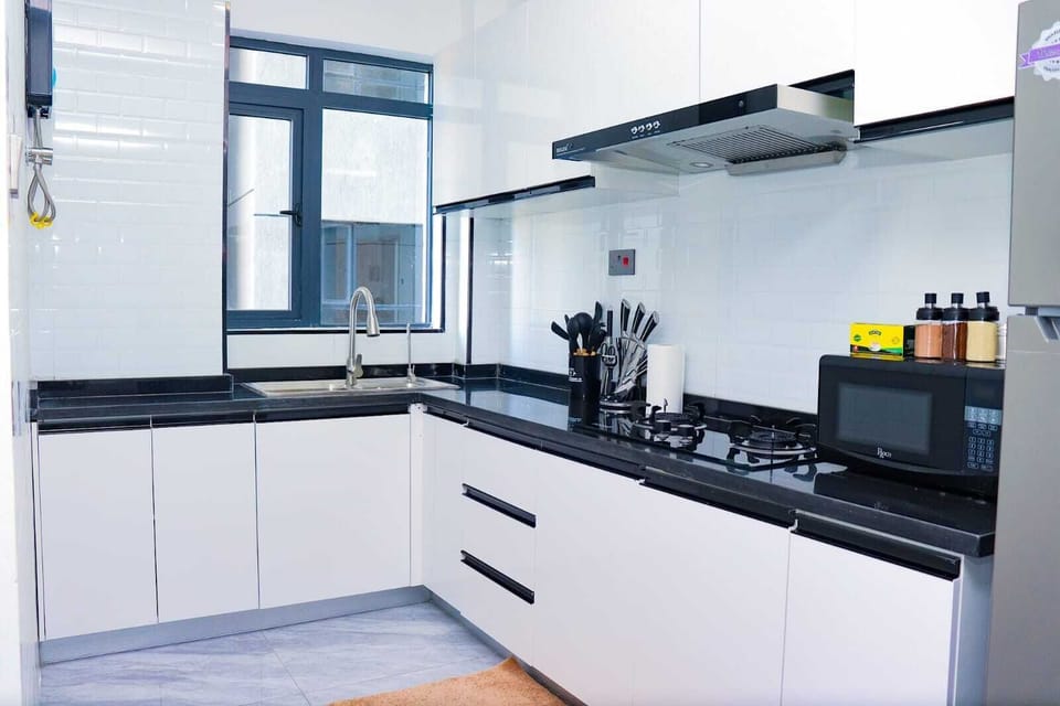 Classic Apartment | Private kitchen | Full-size fridge, microwave, oven, cookware/dishes/utensils