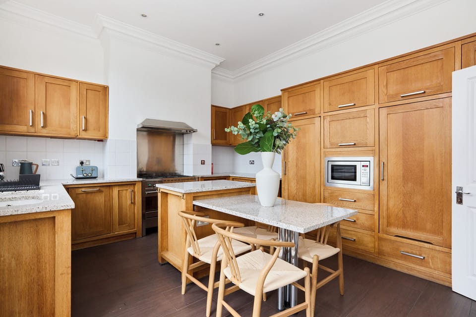 House (5 Bedrooms) | Private kitchen | Fridge, microwave, oven, electric kettle