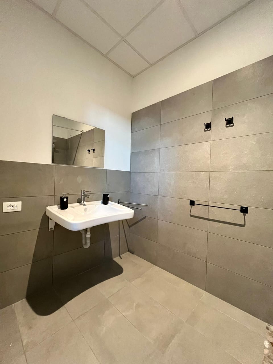 Classic Quadruple Room | Bathroom | Shower, towels, soap, shampoo