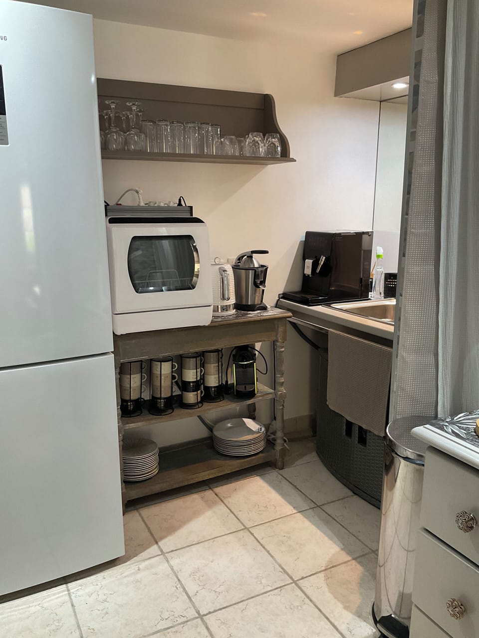 Full-size fridge, microwave, coffee/tea maker, electric kettle