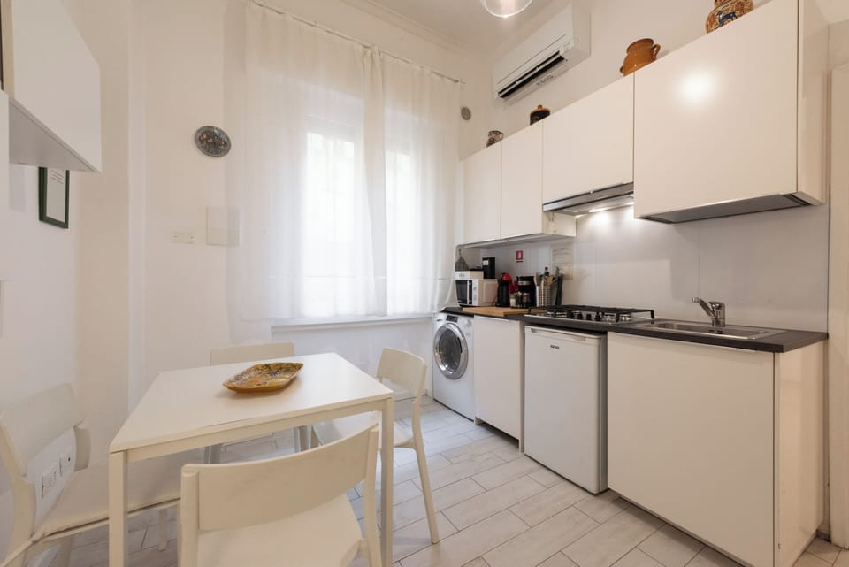 Classic Apartment | Private kitchen | Stovetop, cookware/dishes/utensils