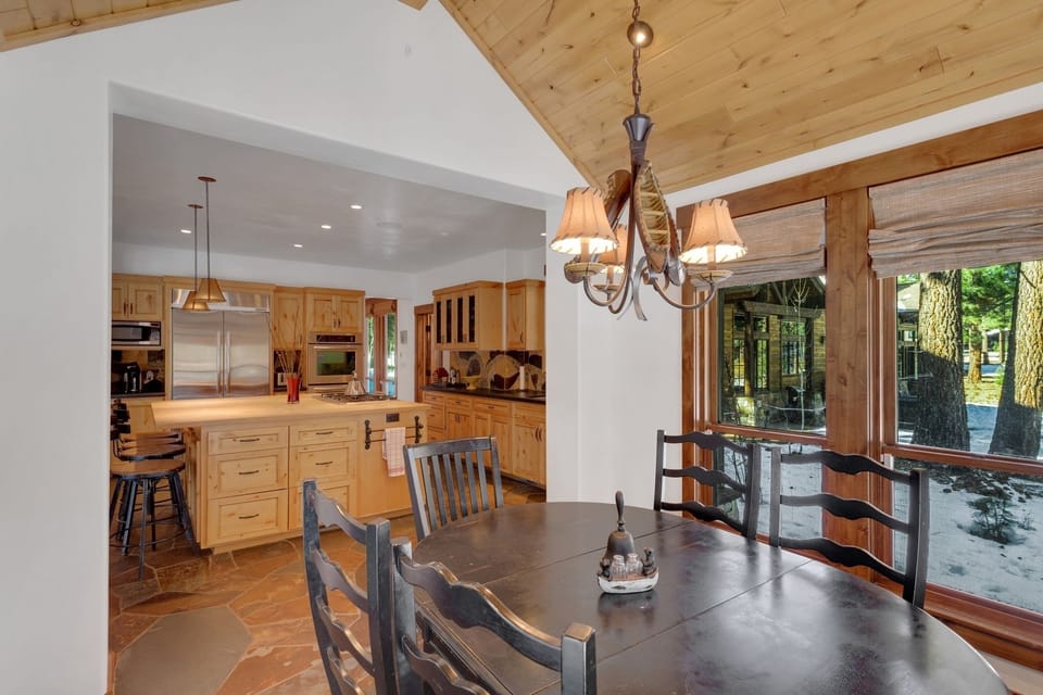 Cabin, 4 Bedrooms | Dining